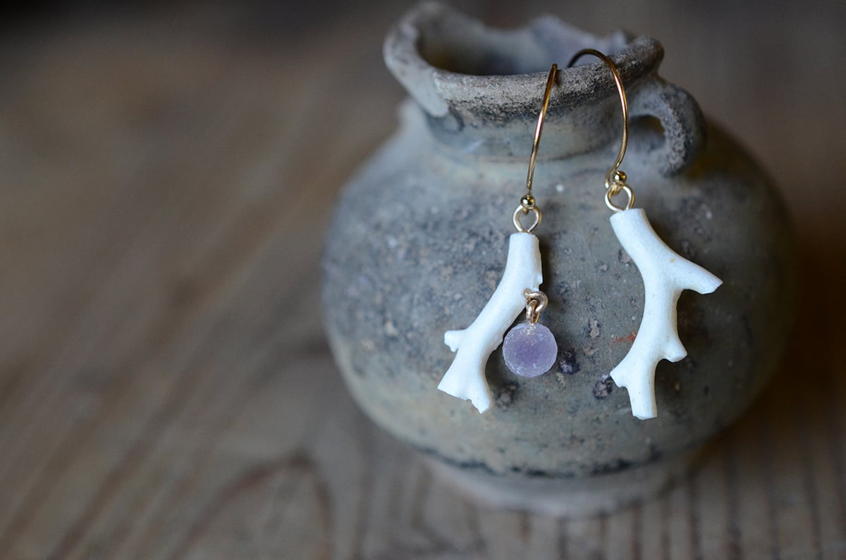 Grape agate/葡萄状瑪瑙 珊瑚と鉱物ピアス | あいのて