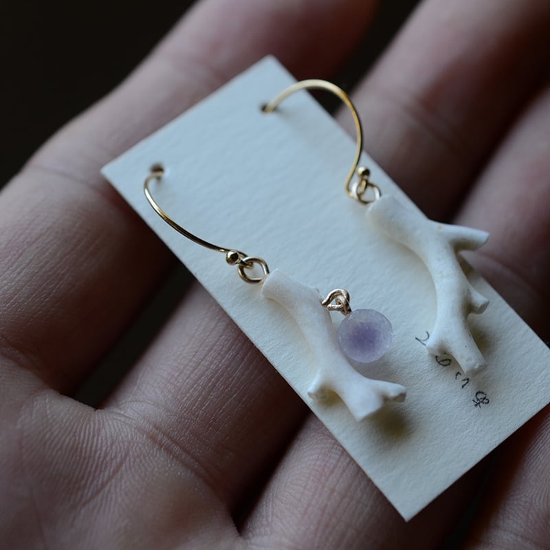 Grape agate/葡萄状瑪瑙 珊瑚と鉱物ピアス | あいのて