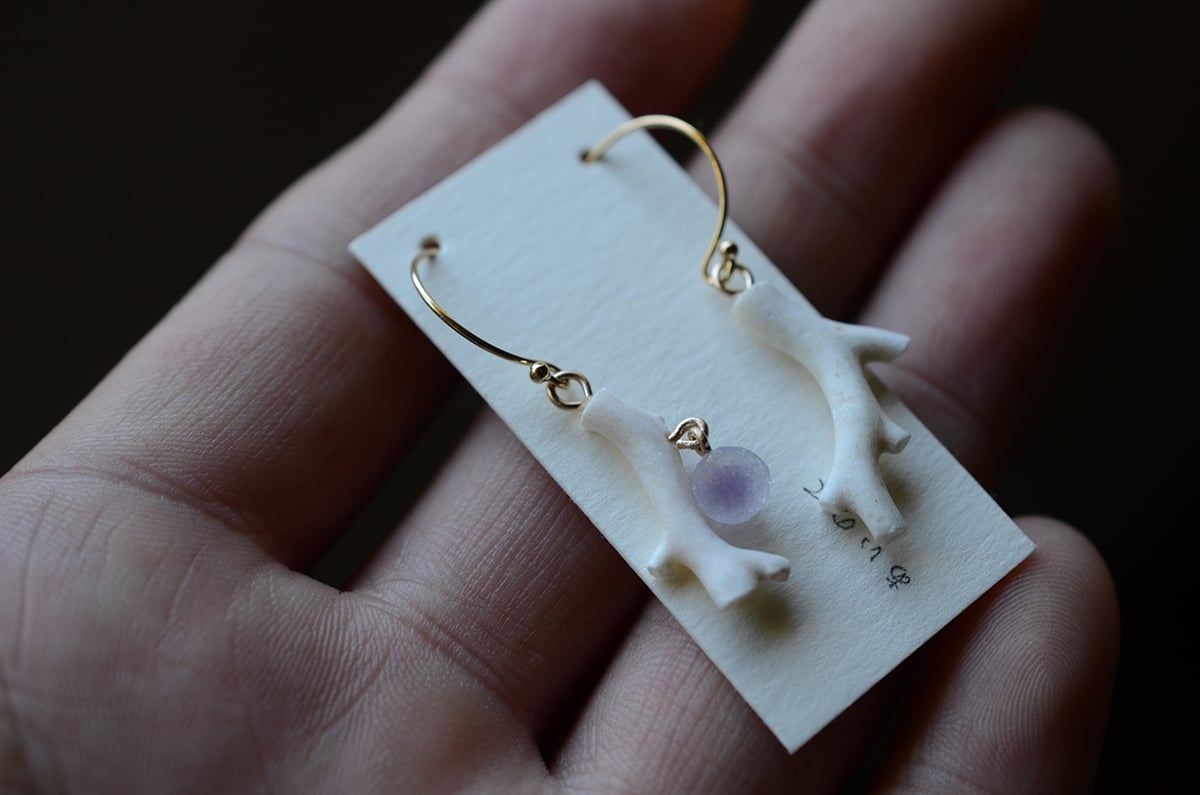 Grape agate/葡萄状瑪瑙 珊瑚と鉱物ピアス | あいのて