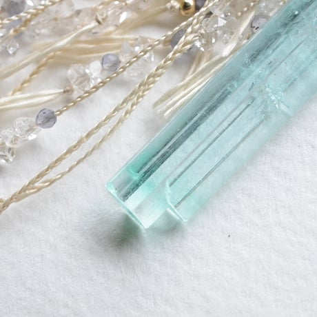 Emerald Banded Beryl/緑柱石　自然染めシルク首飾り