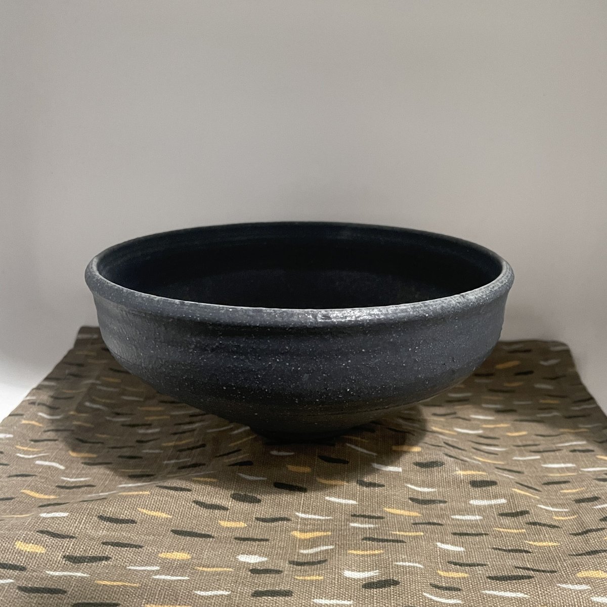 黒い金属製のボウル 黒いボウル | Cobin 8 Pottery Studio