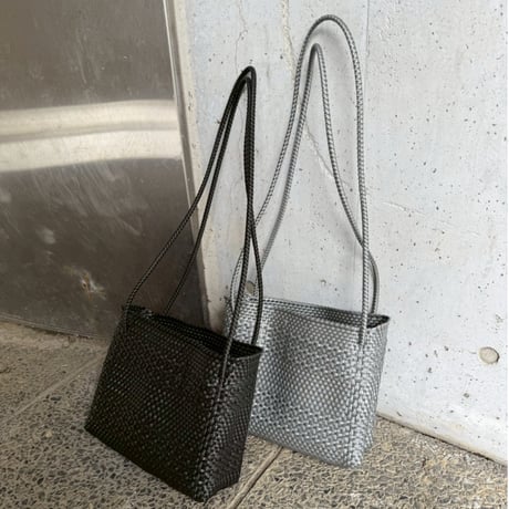 新品 Diminutivo チューブシリーズ 正方形L ナローソリッド です♩ Diminutivo（ディミヌティーボ）Tube Narrow Tote S - Charcoal
