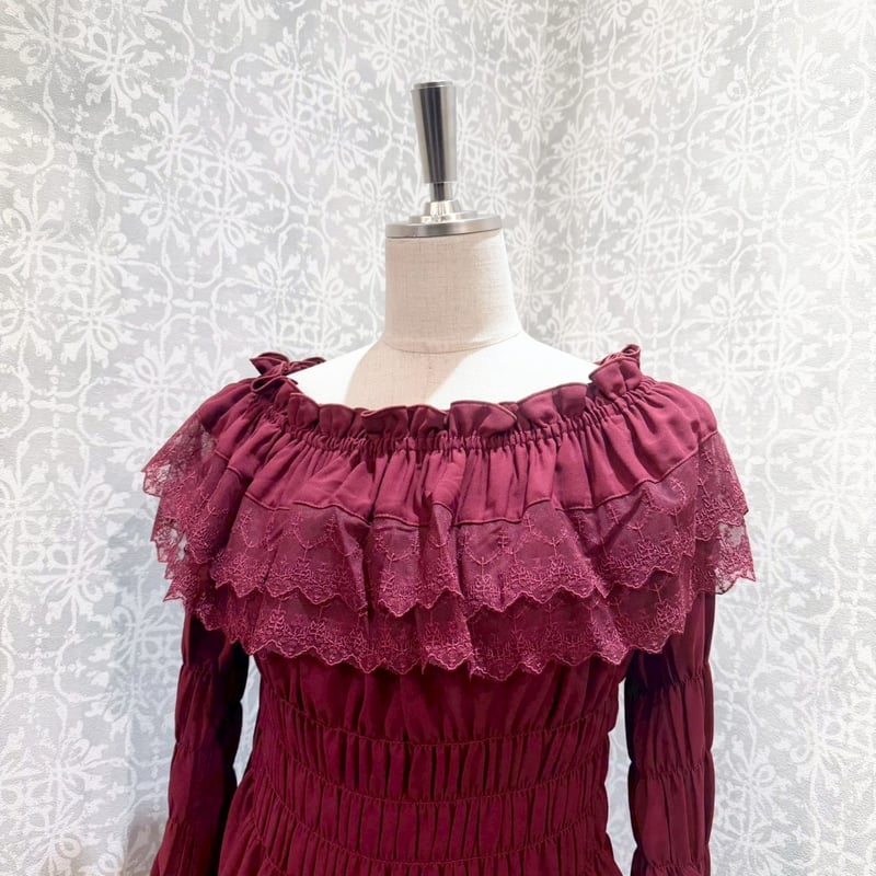ATELIER-PIERROT】Shirring princess sleeve blous