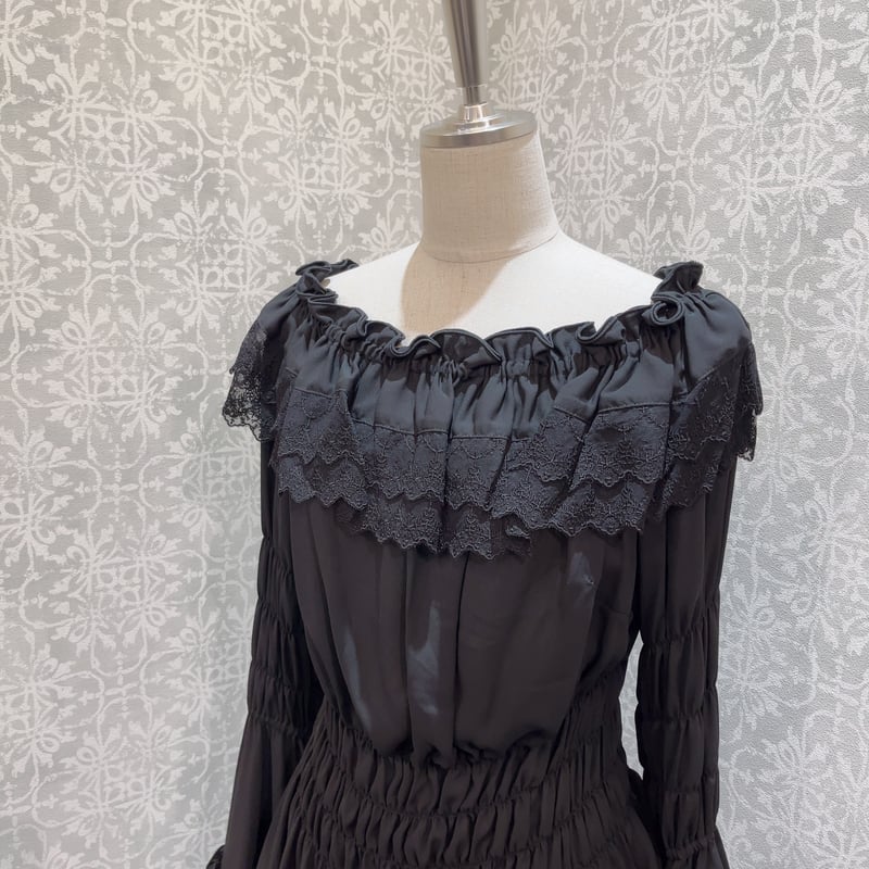 ATELIER-PIERROT】Shirring princess sleeve blous