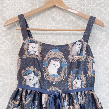 【Enchantlic  Enchantilly】猫の王女達の肖像画ジャンパースカート　Mサイズ(黒×青薔薇)/010-319-92