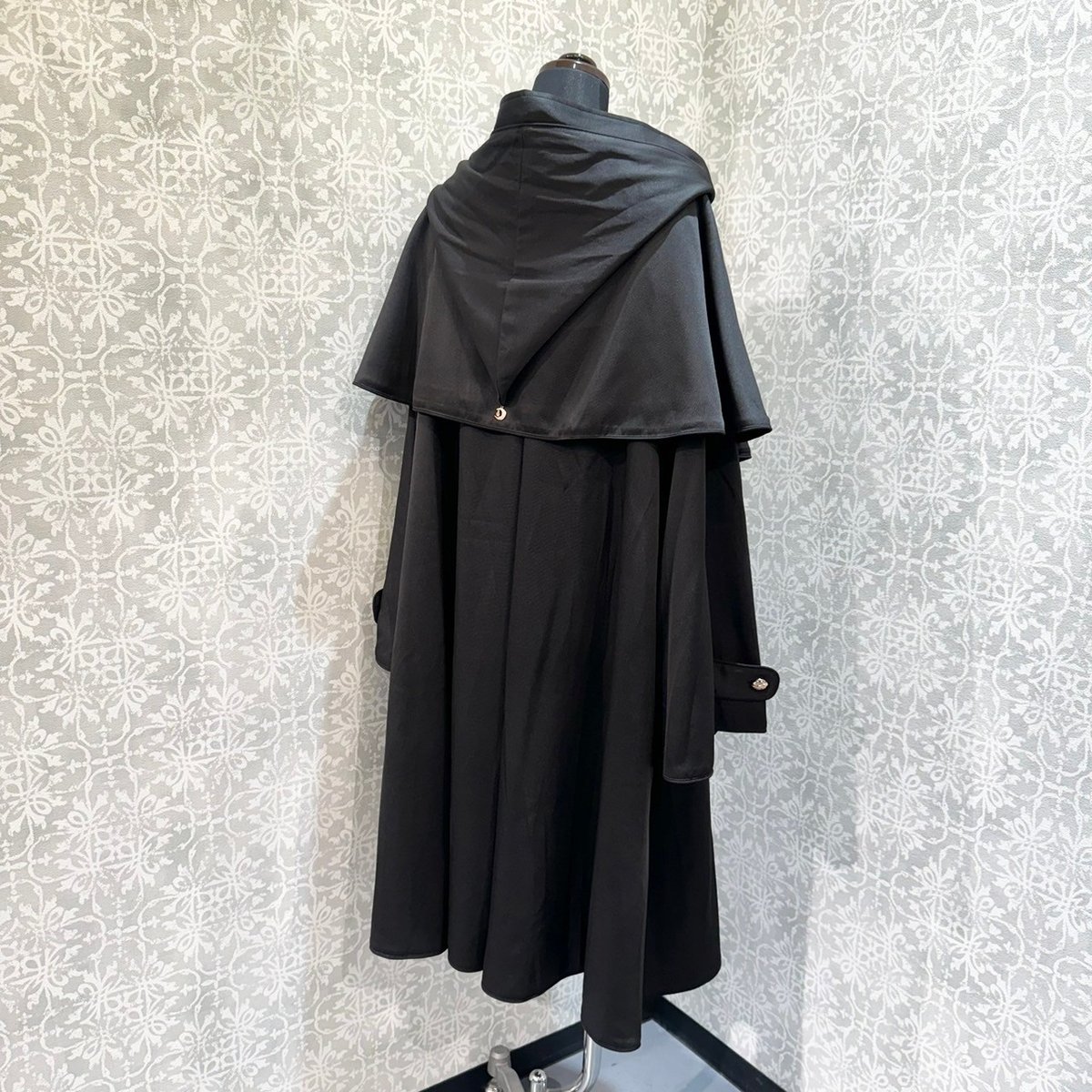 Amavel  Fantasic Vampire ケープ付きローブ fit=scale-down,w=1200