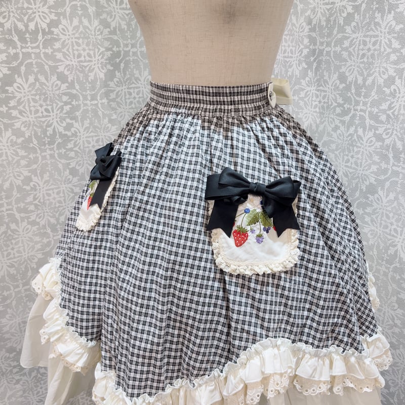 星箱works ストロベリー・リボンブーケ　いちご刺繍ベレー ブラック ストロベリー・リボンブーケ | HoshibakoWorks