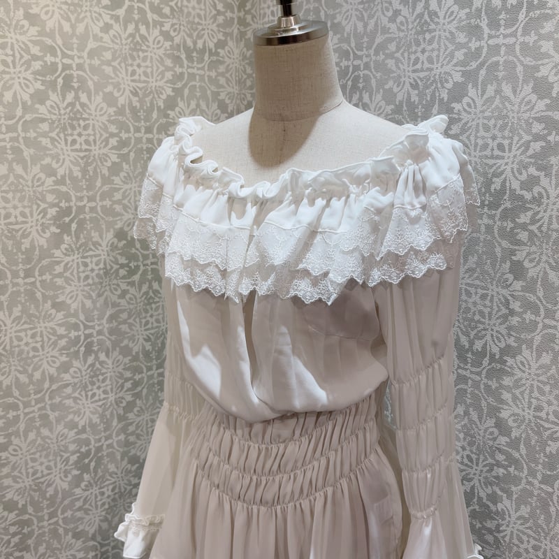 ATELIER-PIERROT】Shirring princess sleeve blous