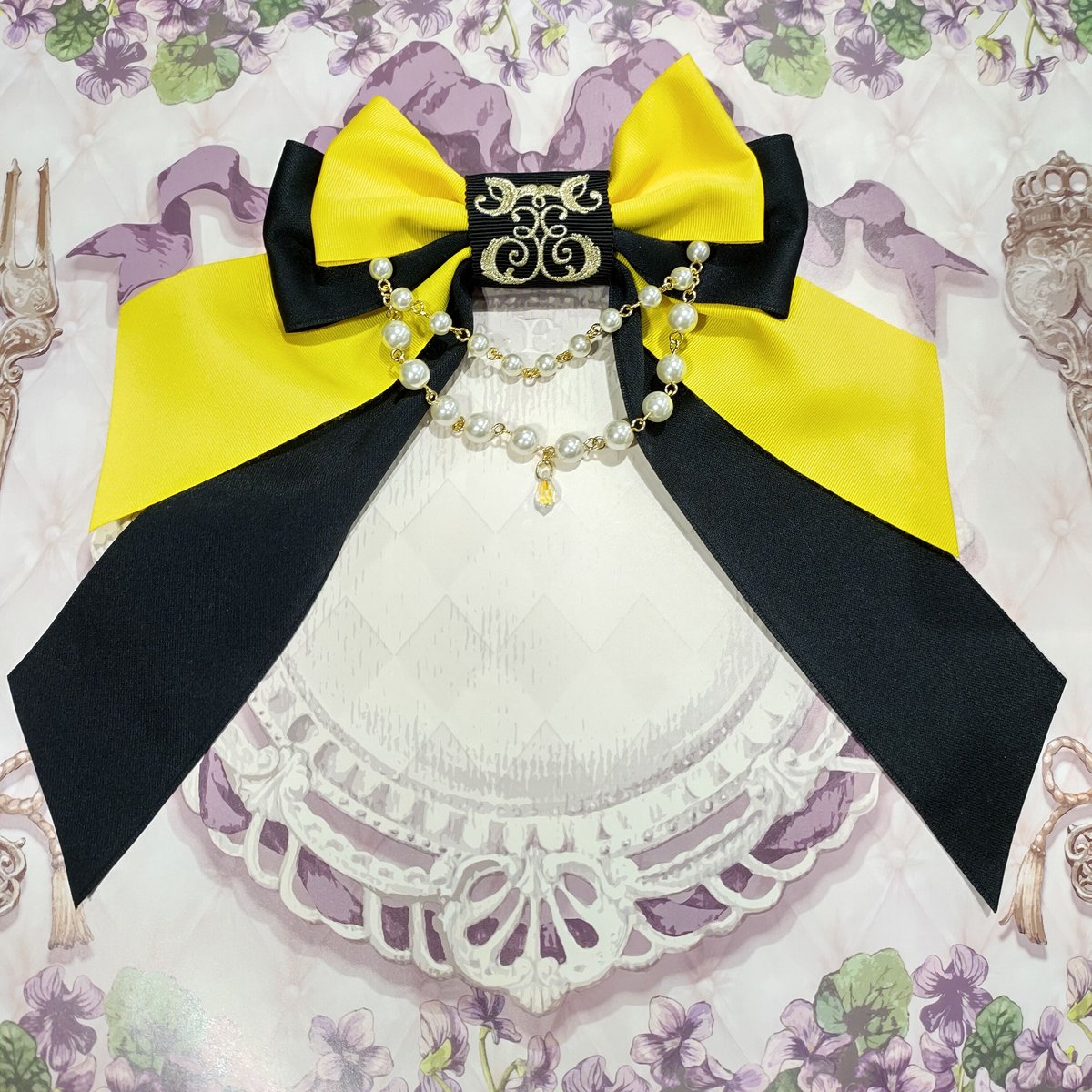 Enchantlic Enchantilly】ロゴ刺繍パールリボンブローチ/黄色蜜蜂×黒/...