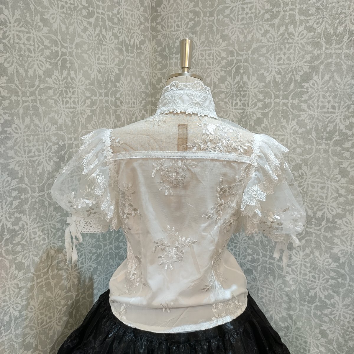【新品未使用】 トリプルフォーチュン レース ブラウス オフホワイト XL 半袖 Triple*fortune】レース刺繍ブラウス(半袖ver)/ホワイト | KIST ON