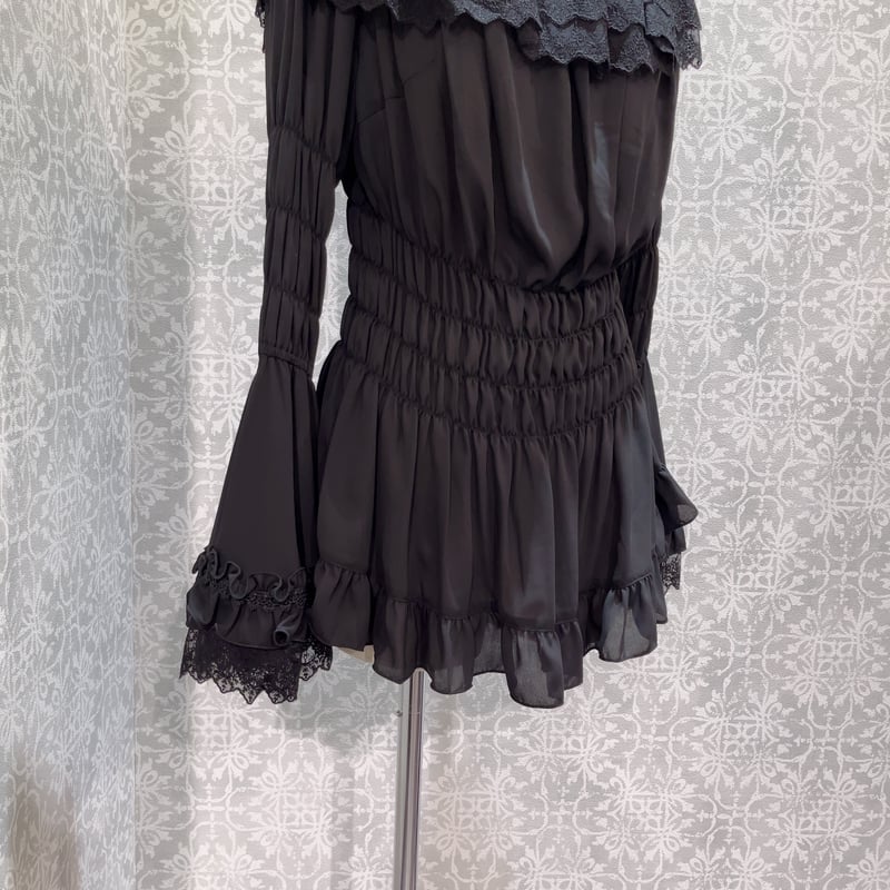 ATELIER-PIERROT】Shirring princess sleeve blous