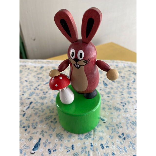チェコ クルテク 『ウサギとキノコ』 プッシュトイ フィギュア | 世界