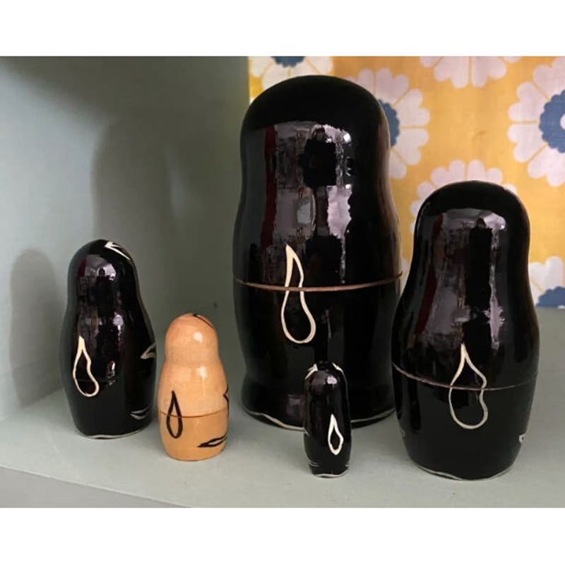 黒猫に白猫1匹がかわいい『猫ファミリー』 猫 マトリョーシカ 縁起物