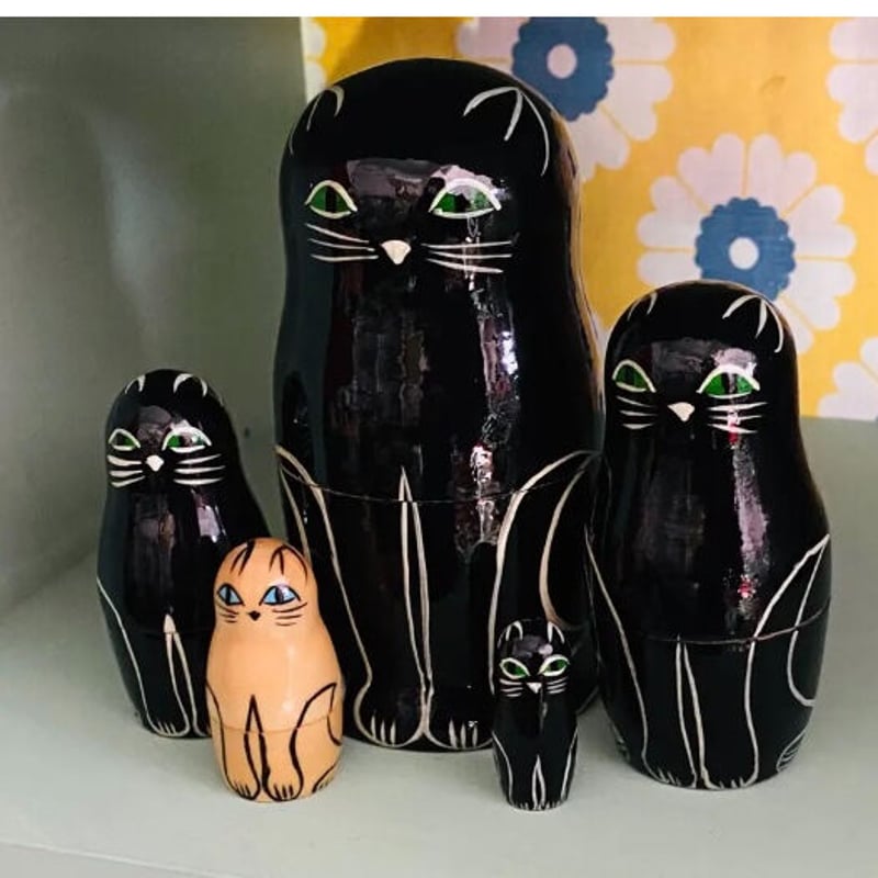 黒猫に白猫1匹がかわいい『猫ファミリー』 猫 マトリョーシカ 縁起物