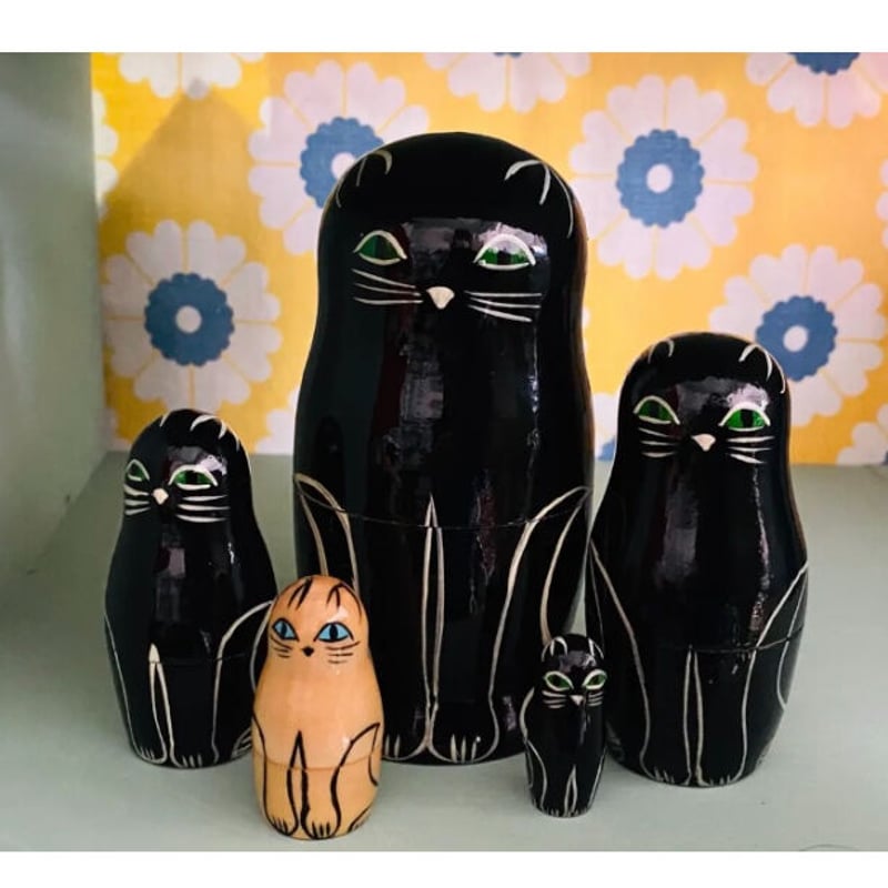 黒猫に白猫1匹がかわいい『猫ファミリー』 猫 マトリョーシカ 縁起物