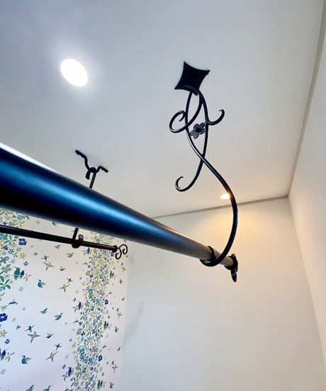 アルミ製の蔦が伸びる吊下げブラケット　(16周年記念価格）