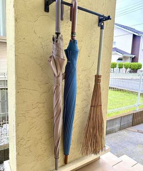 動く傘かけ ー あなたに合わせて動く、玄関のための一本 ー