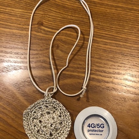 スピノル４G5Gプロテクター専用ケース 紐付きシルバー　1,800円