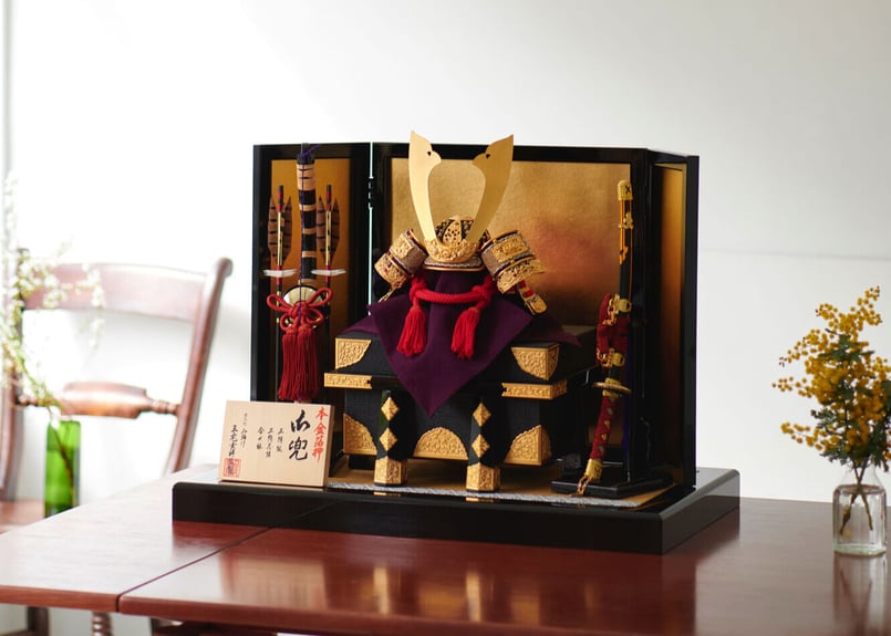 本金箔押 赤色正絹縅 兜飾りセット | 京人形み彌け オンライン 本金箔押 赤色正絹縅 兜飾りセット | 京人形み彌け オンライン