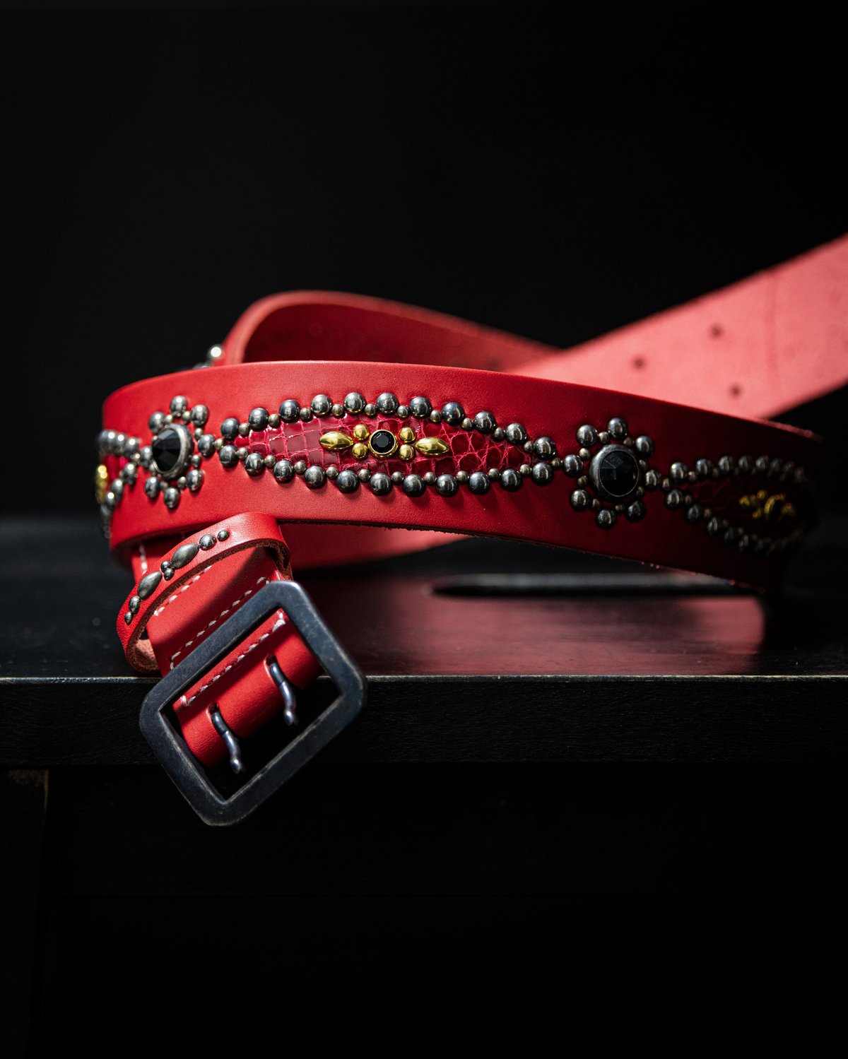 栃木レザースタッズベルト　ブラック　アクリル　レッド 栃木レザースタッズベルト ブラック アクリル レッド 栃木レザー