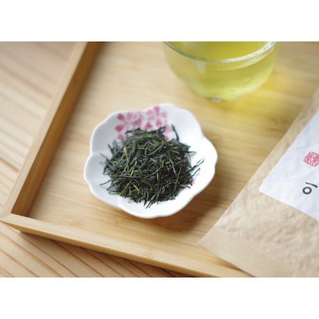 ハーブのような清涼感が口に広がる煎茶「香駿」40gとフォルターインボトルセット
