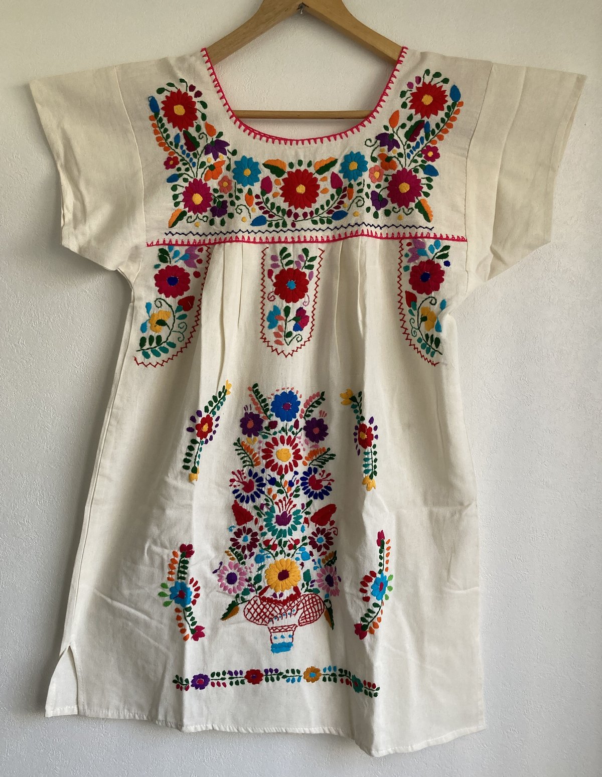 大人サイズ 】メキシカン刺繍 ワンピース（コットン生成り、首元ピンク 