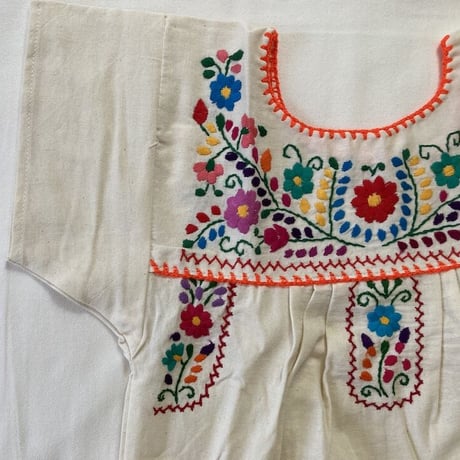 【5-6歳サイズ】キッズ メキシカン刺繍のワンピース（コットン生成り） 04