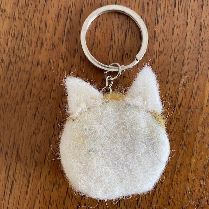 ネパールのフェルトキーホルダー（猫） | te to te． おやつと子どもの