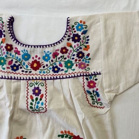 【5-6歳サイズ】キッズ メキシカン刺繍のワンピース（コットン生成り） 02