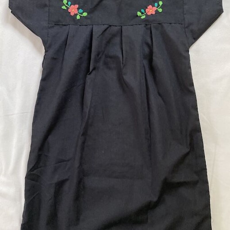 5−6歳サイズ】キッズ メキシカン刺繍のワンピース（黒） | te