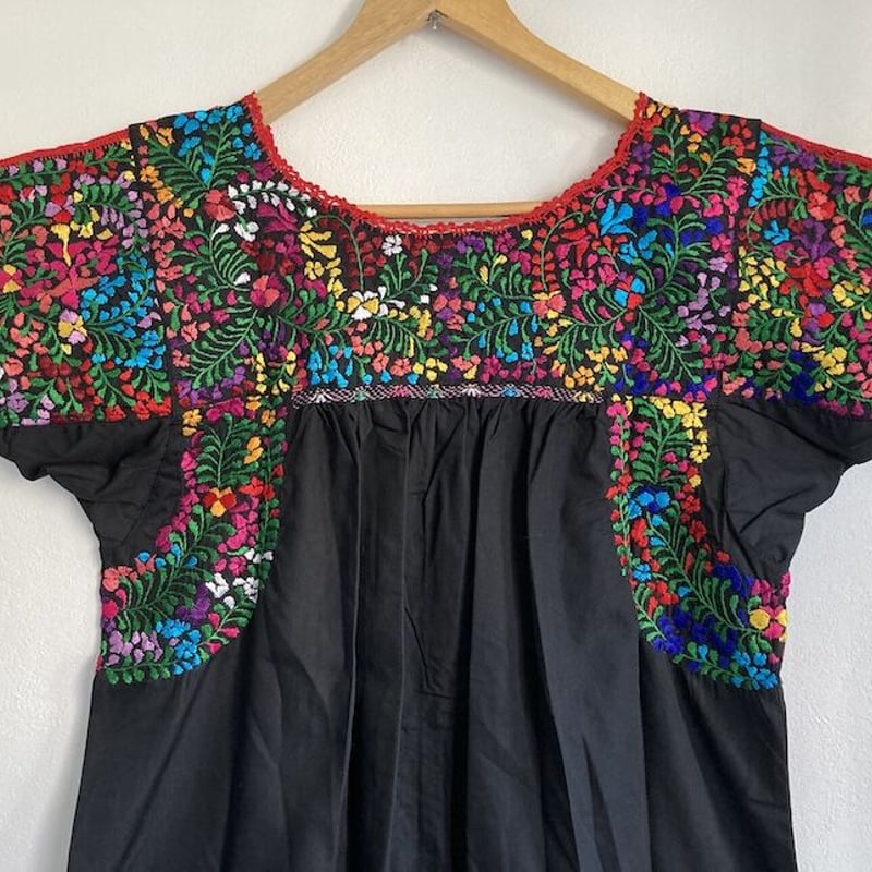 大人サイズ】サンアントニーノ刺繍のワンピース（黒×カラフル刺繍