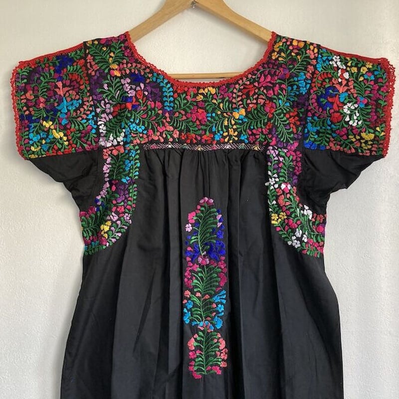 【大人サイズ】 サンアントニーノ刺繍のワンピース（黒×カラフル） 大人サイズ】サンアントニーノ刺繍のワンピース（黒×カラフル