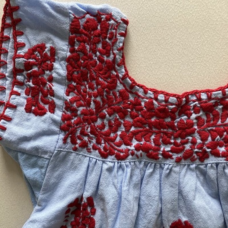 【新品】アンソロポロジー　刺繍レースワンピース　チュニック　XS　レッドオレンジ レース刺繍ショルダー 膝下ミモレフレアワンピース 赤×黒