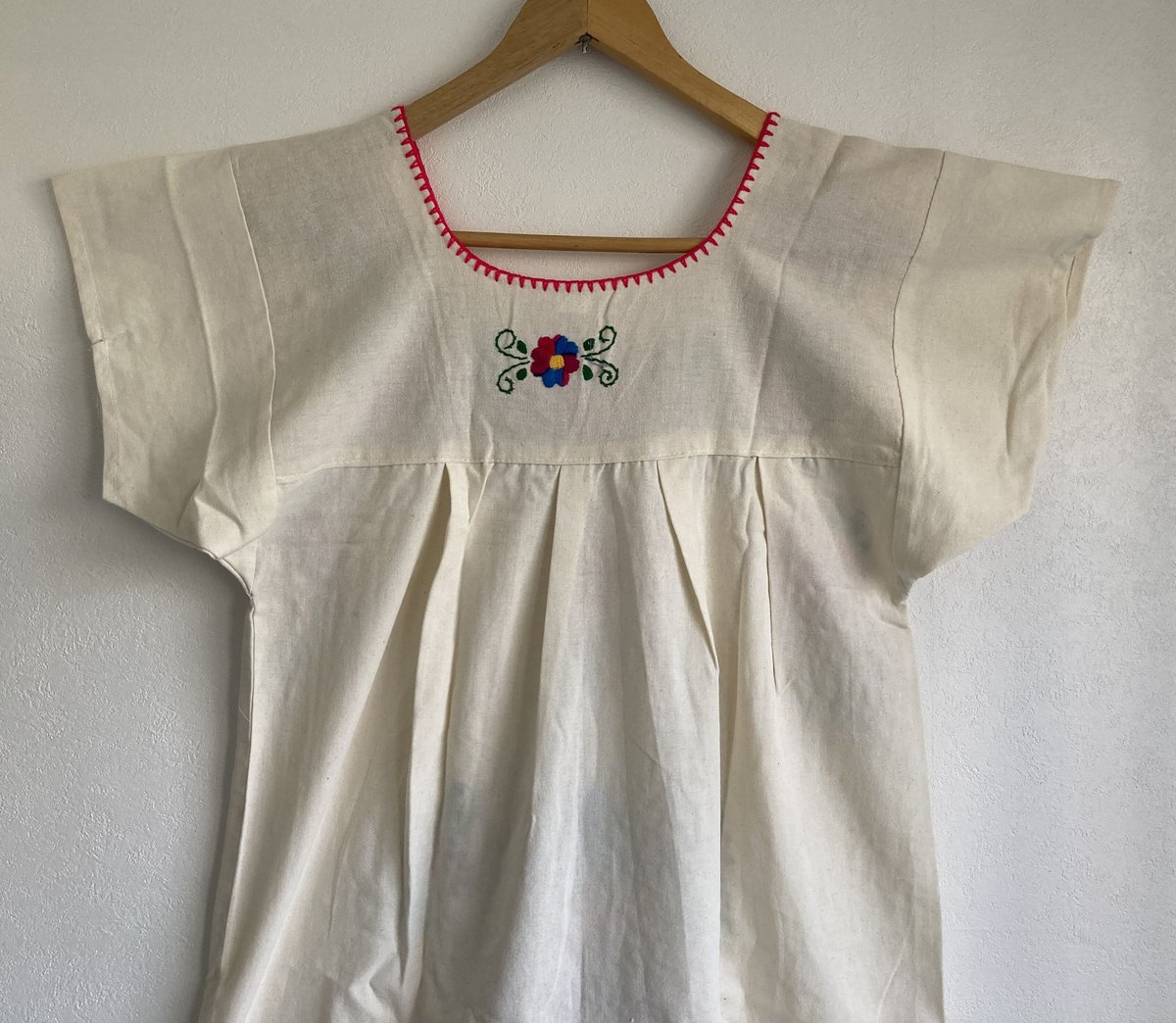 大人サイズ 】メキシカン刺繍 ワンピース（コットン生成り、首元ピンク 
