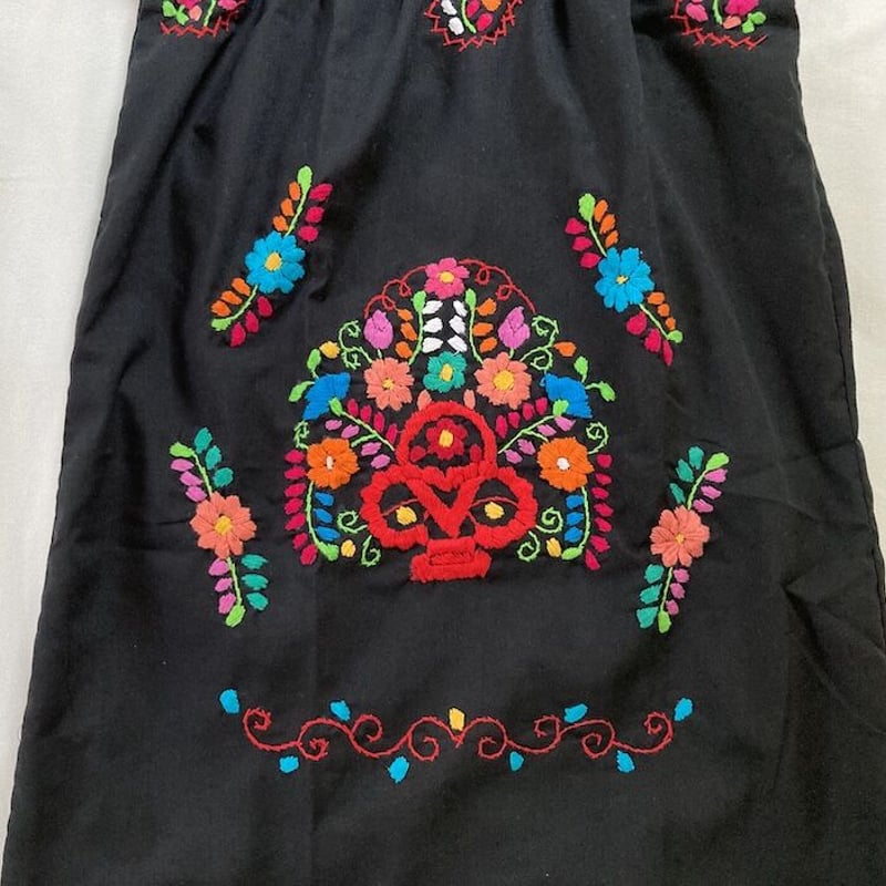 5−6歳サイズ】キッズ メキシカン刺繍のワンピース（黒） | te