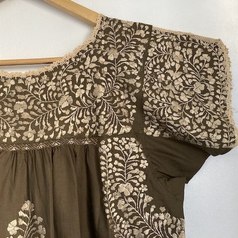 大人サイズ】サンアントニーノ刺繍のワンピース(鶯色×金色 大人サイズ】サンアントニーノ刺繍のワンピース(鶯色×金色