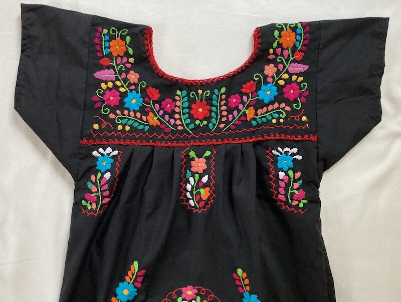 5−6歳サイズ】キッズ メキシカン刺繍のワンピース（黒） | te