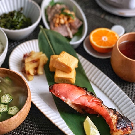 【ふるさと納税でも！】新巻鮭姿切身　2400ｇ（４分割真空）《送料無料》（※沖縄、離島除く）