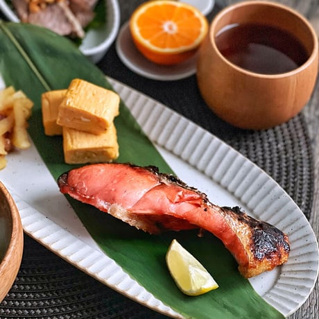 【ふるさと納税でも！】新巻鮭姿切身　2400ｇ（４分割真空）《送料無料》（※沖縄、離島除く）
