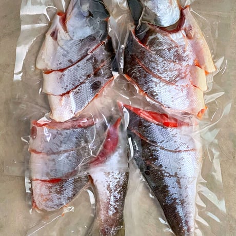 【ふるさと納税でも！】新巻鮭姿切身　2400ｇ（４分割真空）《送料無料》（※沖縄、離島除く）