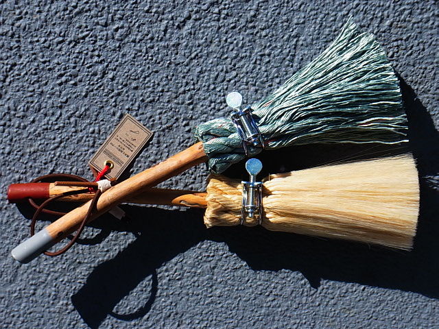 流木と汎用ロープのホウキ ＜小＞ d.灰 | TARASUKIN BONKERS