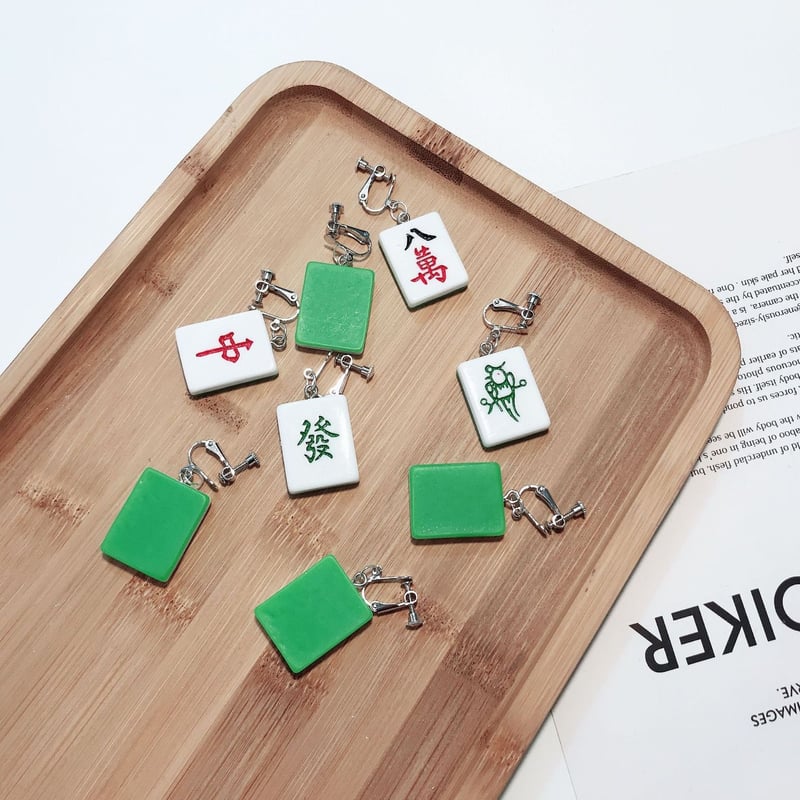 ツートンカラーの綺麗なタッセルとオリジナルデザイン麻雀牌