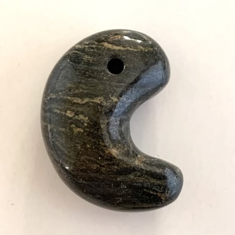 神居古潭(カムイコタン)＊勾玉／マルチカラー