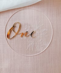 お名前ボード / テーブルナンバー　丸　お花の彫刻