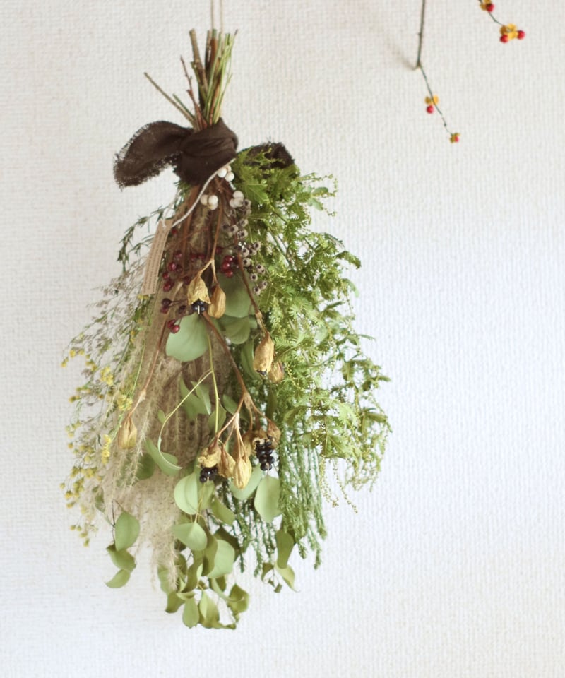 ユーカリとススキ、ヒオウギの実を合わせた、ふんわりとした素朴な