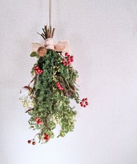 コットンと野バラの実とシャリンバイを組み合わせた、素朴な冬ドライ