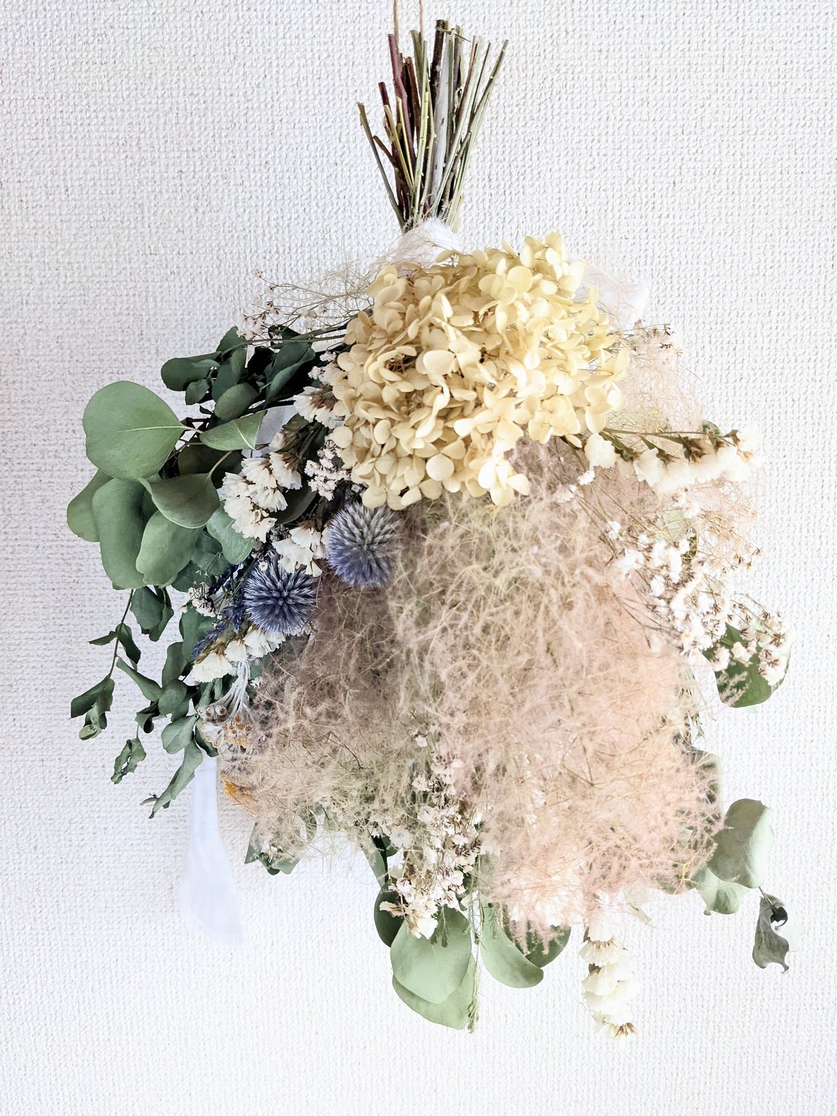 ドライフラワー　ふわふわスモークツリー  と瑠璃玉あざみのスワッグ ドライフラワー ふわふわスモークツリー と瑠璃玉あざみのスワッグ