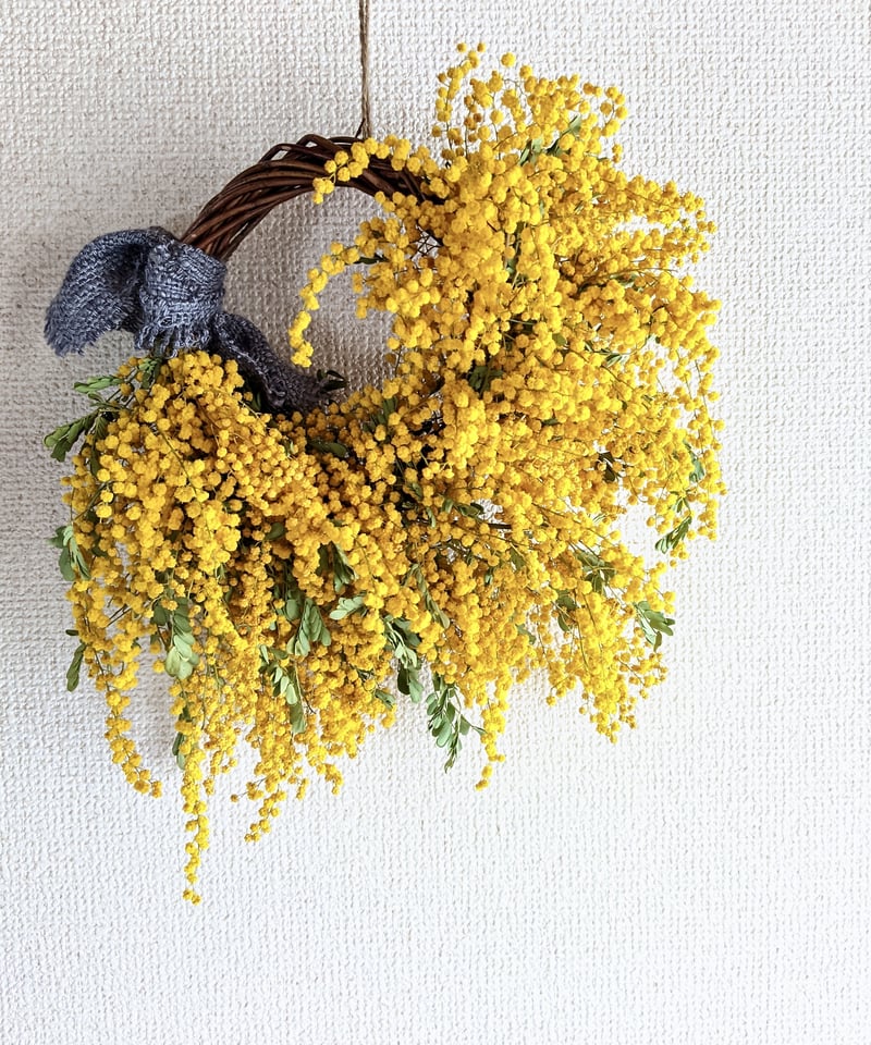 ミモザとレモンのハーフリース 春リース ユーカリ 造花 一足早い春の