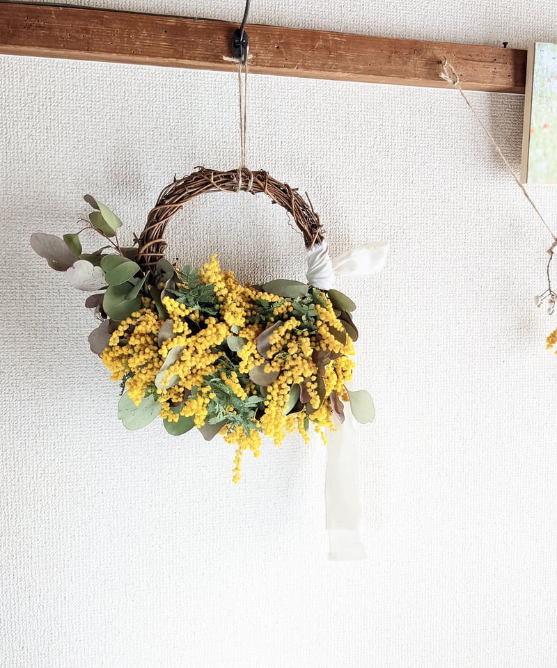 ミモザとユーカリポポラスの素朴でシンプルな黄色いドライ