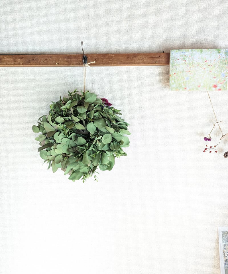ユーカリポポラスのシンプルでグリーンなドライフラワーリース